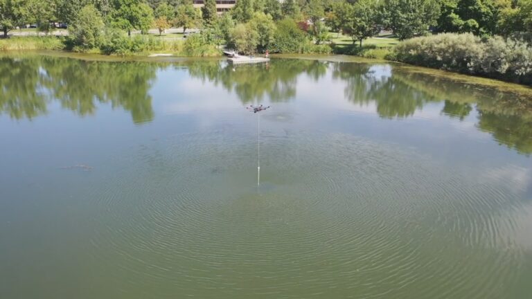 Drone sobrevoando lagoa com dispositivo cheio