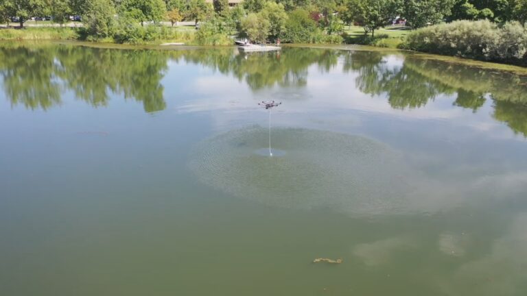 Drone sobrevoando lagoa com dispositivo imerso